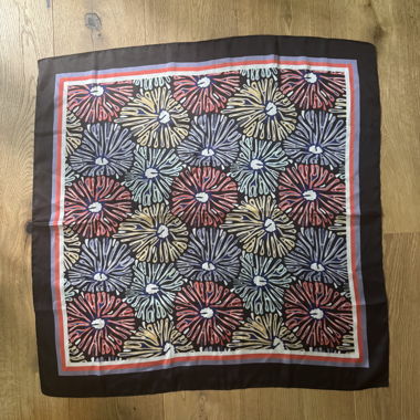 Foulard en soie à motifs / foulard