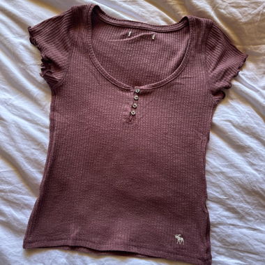 Pull en maille rose avec patte boutonnée