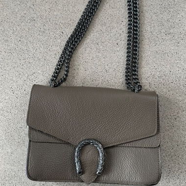 Women’s shoulder bag with chain
