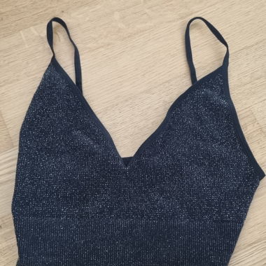 Top corto nero con spalline e fili glitterati
