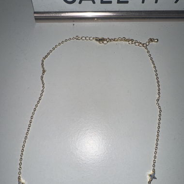 Goldene Kette mit blauen Blumen
