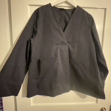 Maglia nera con scollo a V COS