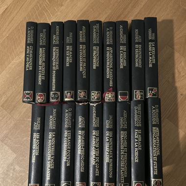 Paket mit esoterischen Büchern