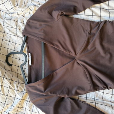 Top con scollo profondo a maniche lunghe marrone Bershka
