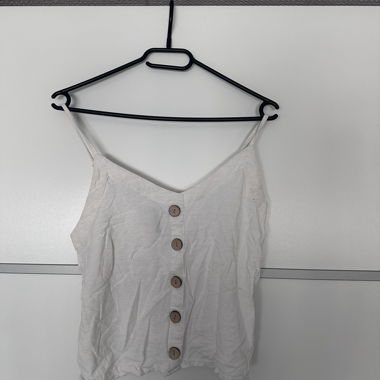 Top bianco con bretelle sottili