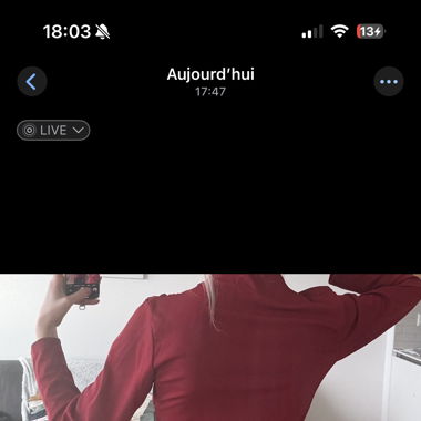 Haut rouge élégant 
