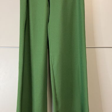 Grüne gerippte Jumpsuit mit Cut-Out, Grösse M