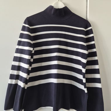 COS gestreifter Rollkragenpullover