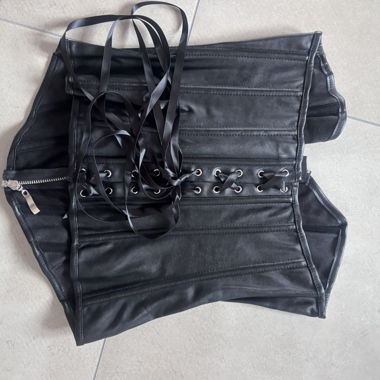 Corsetto nero con lacci