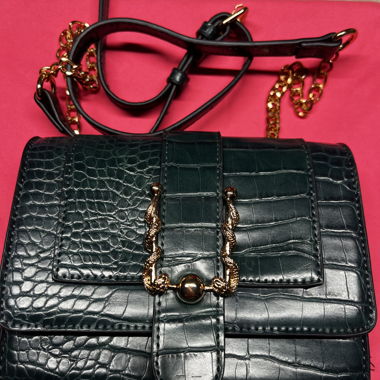 Grüne Animalprint Tasche mit goldigem Detail