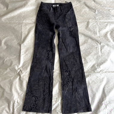 Pantaloni bootcut Y2K neri con motivo floreale