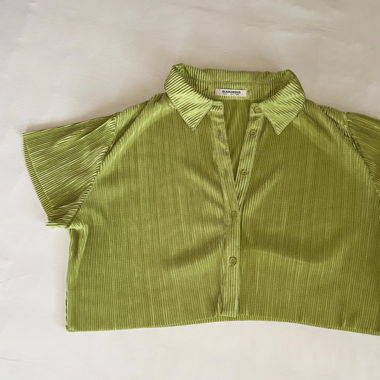 green crop blouse, plissiert