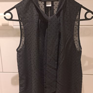 Schwarze ärmellose Bluse mit Punkten