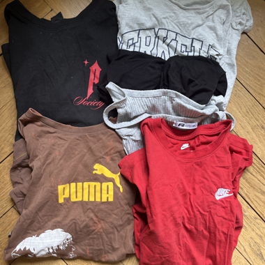Pacco di T-shirt con stampe di marca