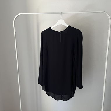 Lange schwarze Bluse 