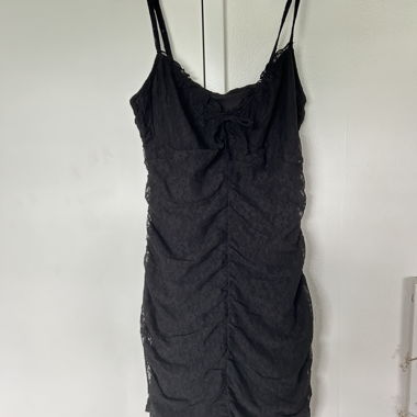 Abito nero in pizzo