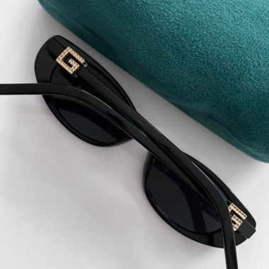 Gucci black cat-eye sunglasses with case