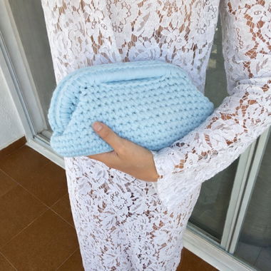 Gehäkelte Clutch in Hellblau