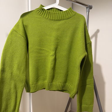 Grüner Strickpullover