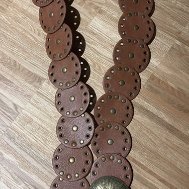 Breiter Gürtel aus Lederkreisen, braun