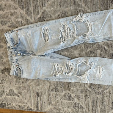 extrem zerrissene hellblaue Jeans