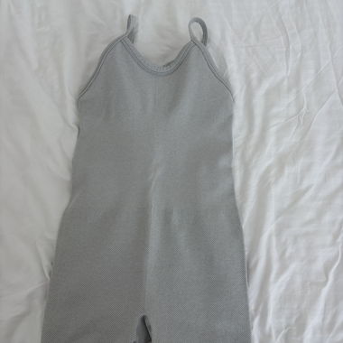 Grauer Nahtloser Jumpsuit