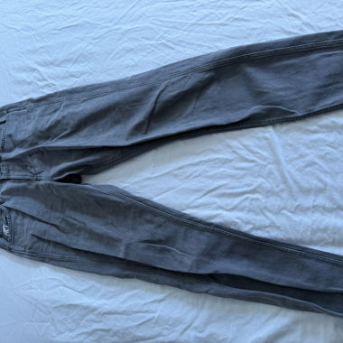 Graue Jeans