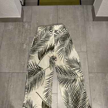 Pantaloni estivi, gambe larghe con foglie verdi