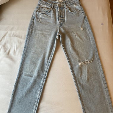 Jeans Pull&Bear blu con piccoli fori decorativi