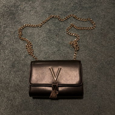 Borsa a tracolla nera con dettaglio a V