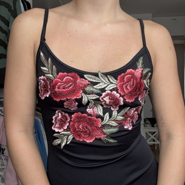 Schwarzes, eng anliegendes Kleid mit Blumen