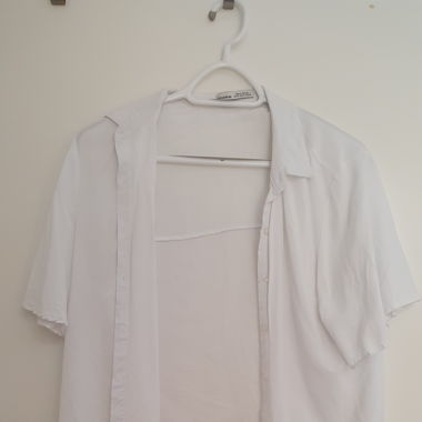 Weisse Bluse, gecroppt