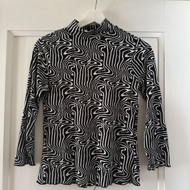 Schwarz-weisses Langarmshirt