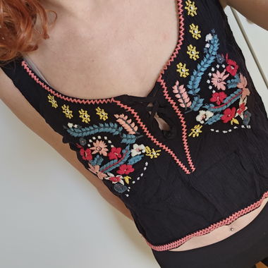 Besticktes schwarzes Top