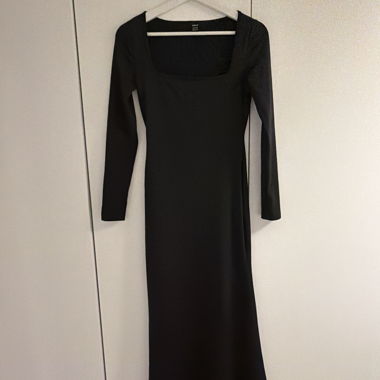 Schwarzes Langarmkleid