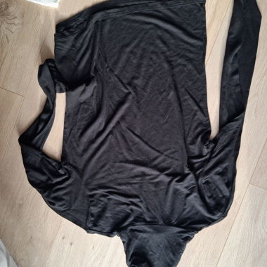 Leichter schwarzer Langarmpullover