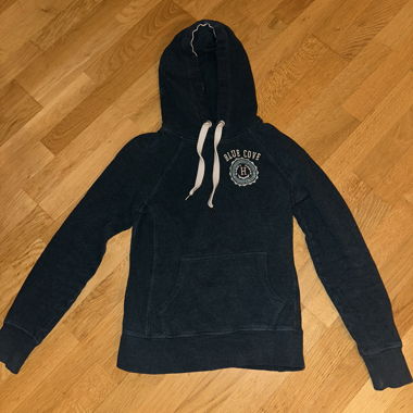 Felpa con cappuccio blu scuro con il numero 94