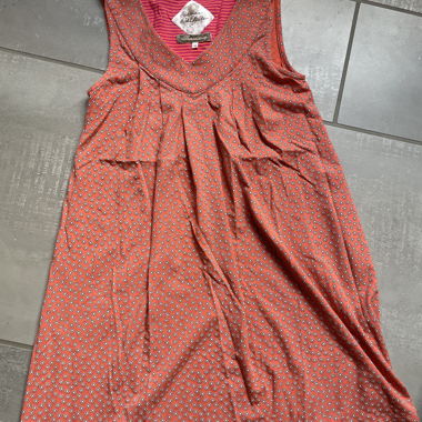 Ärmelloses bedrucktes Kleid