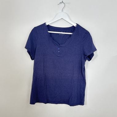 Essentials T-Shirt mit blauem Spitzenbesatz