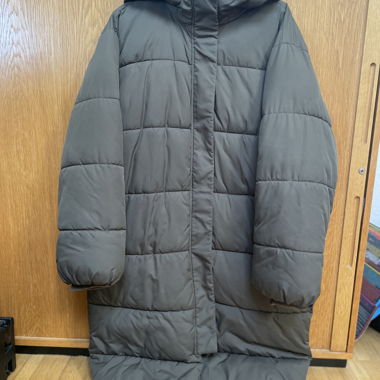 Lange Daunenjacke mit Kapuze