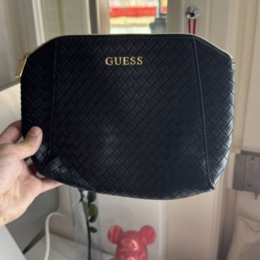 Set mit zwei schwarzen GUESS Kulturbeuteln