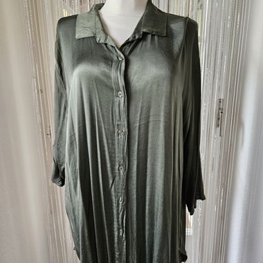 Chemisier long en satin vert olive