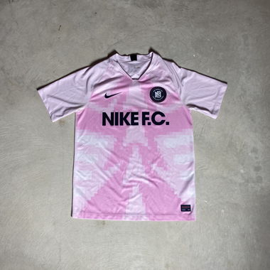 T-shirt da calcio a maniche corte con stampa Nike FC rosa