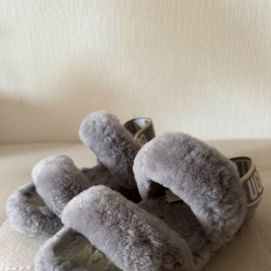 Pantoufles UGG grises