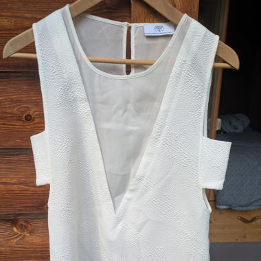 Le Temps drs Cerise, sparkly white top
