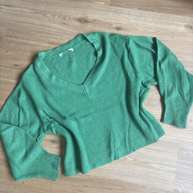 Maglione verde scollo a V a coste