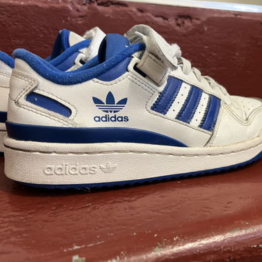 Adidas Forum low white and blue trainers 