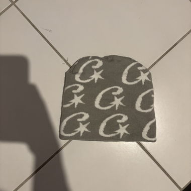 Bonnet en tricot gris avec motif étoilé