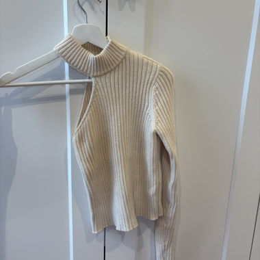 Pull crème côtelé col montant manches asymétriques
