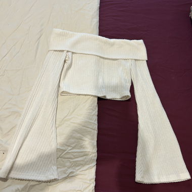 Top bianco a spalle scoperte
